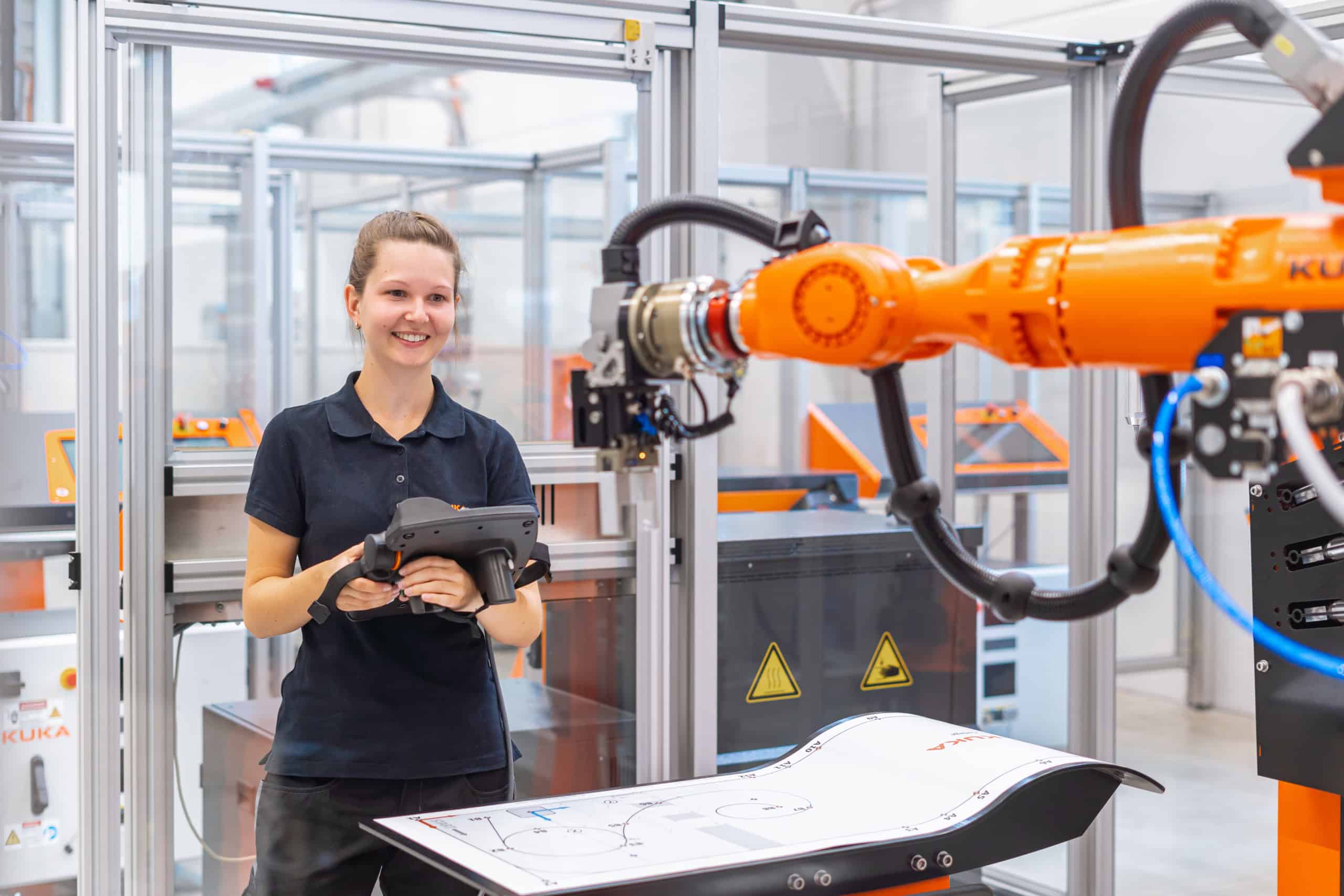 Студентка программирует промышленного робота KUKA